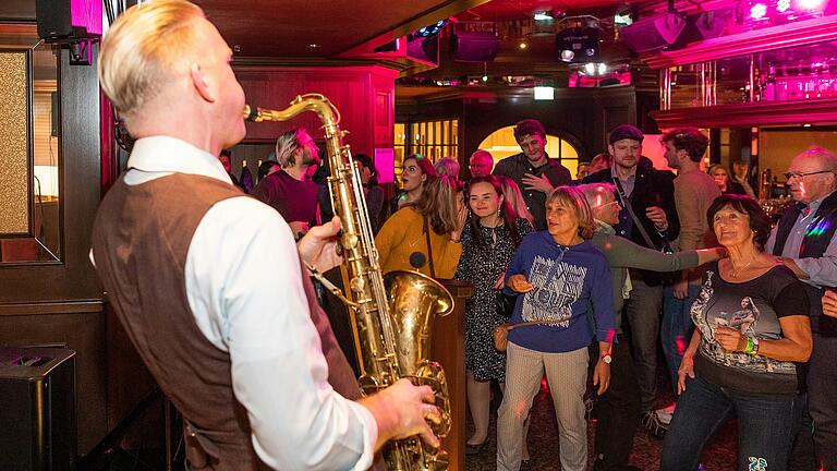 Ein Foto vom vorerst letzten Honky Tonk in Würzburg, das im November 2022 stattgefunden hatte. Für musikalische Unterhaltung sorgte damals die Band 'The Nannys' in der Mainhattan Bar im Maritim.