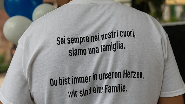 Einige Besucher trugen besonders gestaltete T-Shirts, um an den 14-Jährigen zu erinnern. Einige Besucher trugen besonders gestaltete T-Shirts, um an den 14-Jährigen zu erinnern.