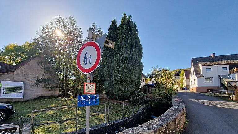 Das zulässige Gesamtgewicht für die Überfahrten entlang der oberen Marktstraße und die Brücke Am Stüzle in Burkardroth ist auf sechs Tonnen begrenzt.       -  Das zulässige Gesamtgewicht für die Überfahrten entlang der oberen Marktstraße und die Brücke Am Stüzle in Burkardroth ist auf sechs Tonnen begrenzt.