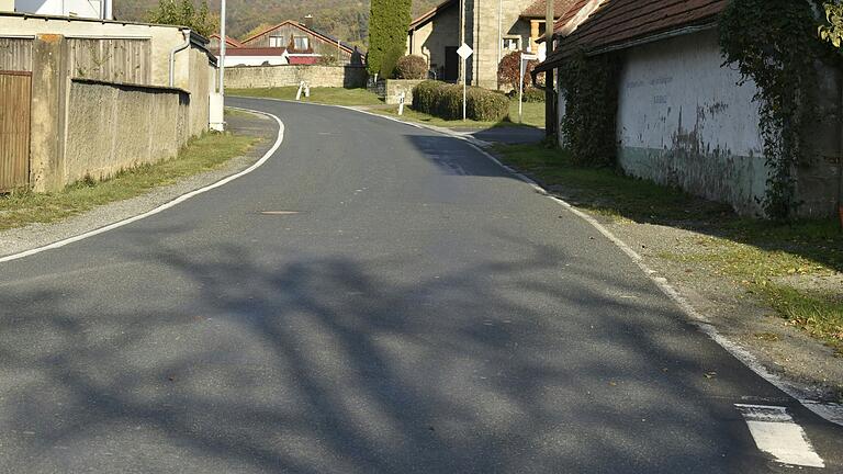 Das Bild zeigt die Straße nach Altmannsdorf, die noch erneuert werden soll.