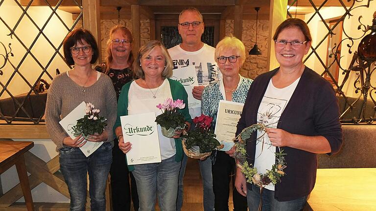 Auf dem Bild (von links): Petra Werner, Christina Keicher, Ulrike Gadamer, Michael Werner, Irmtrud Stenzinger und Andrea Voit. Auf dem Bild (von links): Petra Werner, Christina Keicher, Ulrike Gadamer, Michael Werner, Irmtrud Stenzinger und Andrea Voit.