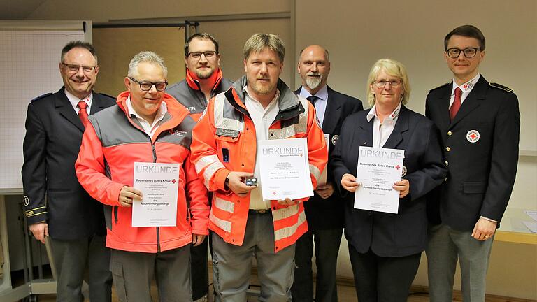 In der Jahresversammlung der BRK-Bereitschaft Volkach zeichneten Bereitschaftsleiter Harald Erhard (links) und stellvertretender Kreisbereitschaftsleiter Christopher Fox (rechts) treue Mitstreiter aus: (von links) Roland Erhard, Matthias Glaser, Andreas Schäffer, Joachim Berz und Elke Stapf.