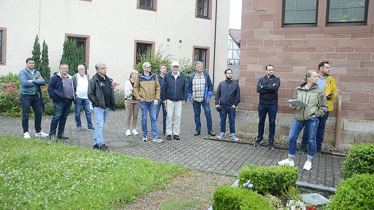 Auf dem Homburger Friedhof diskutierte der Bau- und Umweltausschuss über neue Urnengräber. Auf dem Homburger Friedhof diskutierte der Bau- und Umweltausschuss über neue Urnengräber.