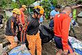 Nach dem Tropensturm Trami auf den Philippinen       -  Rettungskräfte bergen eine Leiche nach einem Erdrutsch, der durch den Tropensturm Trami ausgelöst wurde