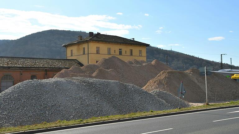 Wo früher die DEA-Tankstelle Gumpp stand und Reiner Hahn Natursteine bearbeitete, türmen sich nun hohe Bergen an Recyclingmaterial, das zur Auffüllung des Grundstücks verwendet wird. Wo früher die DEA-Tankstelle Gumpp stand und Reiner Hahn Natursteine bearbeitete, türmen sich nun hohe Bergen an Recyclingmaterial, das zur Auffüllung des Grundstücks verwendet wird.