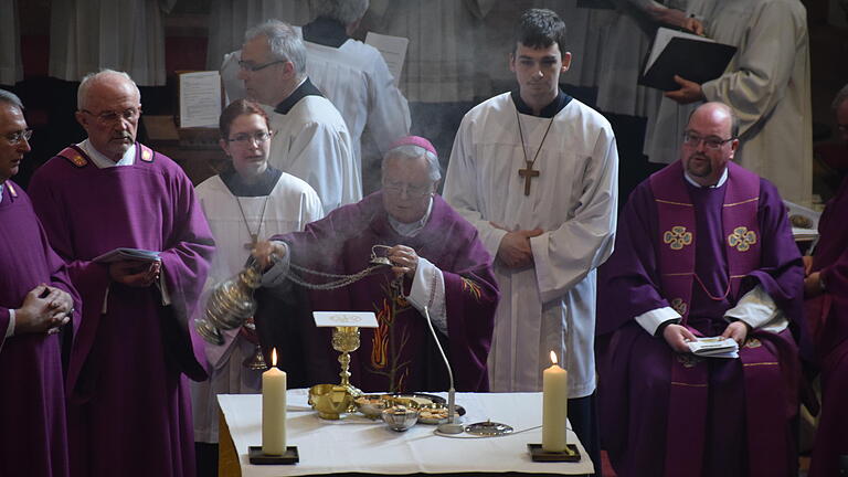 Altarweihe Stadtpfarrkirche St. Michael       -  Feierlicher Pontifikalgottesdienst anlässlich der Wiedereröffnung der Lohrer Stadtpfarrlkirche nach der 313 Tage dauernden Generalsanierung am 28. März 2015: Bisch Friedhelm Hofmann weihte den neuen Altar. Musikalische gestaltet wurde der Gottesdienst von Regionalkantor Bernhard Seelbach an der ebenfalls renovierten Sandner-Orgel sowie dem Männerschola der Kantorei St. Michael unter Leitung von Dekanatskantor Alfons Meusert.