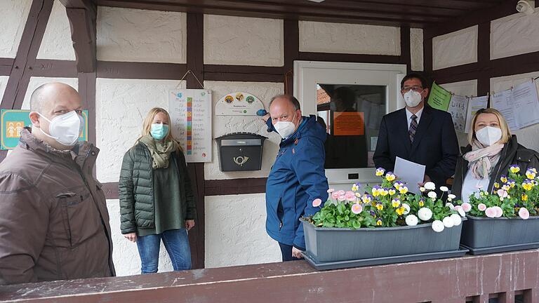 Der Kindergarten Urspringen wurde als Biosphären-Kita ausgezeichnet. Das Bild zeigt von links: Michael Dohrmann, Kindergartenleiterin Tanja Schubert, Michael Geier, Pfarrer Oliver Englert und dritte Bürgermeisterin Jasmin Reuter. Der Kindergarten Urspringen wurde als Biosphären-Kita ausgezeichnet. Das Bild zeigt von links: Michael Dohrmann, Kindergartenleiterin Tanja Schubert, Michael Geier, Pfarrer Oliver Englert und dritte Bürgermeisterin Jasmin Reuter.