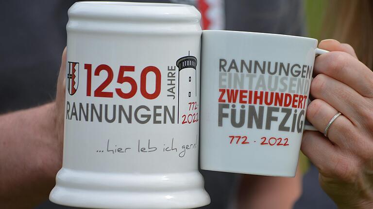 Bei dieser Geburtstagsfeier geht's im Dorf so richtig ab.