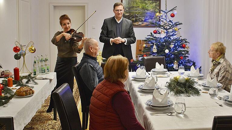 Svetlana Pavlichuk spielt das bekannte Weihnachtslied 'Stille Nacht' auf der Violine beim gemeinsamen Abendessen, zu dem Dekan Andreas Krefft eingeladen hatte.