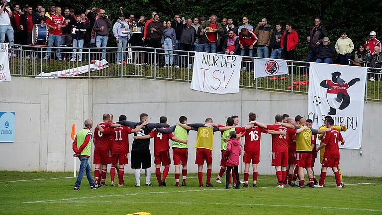 Feiern trotz Niederlage und werden gefeiert: die Spieler des TSV Rothhausen/Thundorf