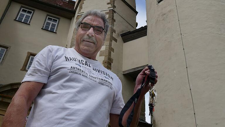 Mit grenzüberschreitender Hilfe wird das Museum den Besuchern zugänglich gemacht. Ein kleiner Feuerwehrmann am Schlüsselbund stellt für Hans Schneider sicher, dass er mit dem richtigen  Schlüsseln  aufbricht.