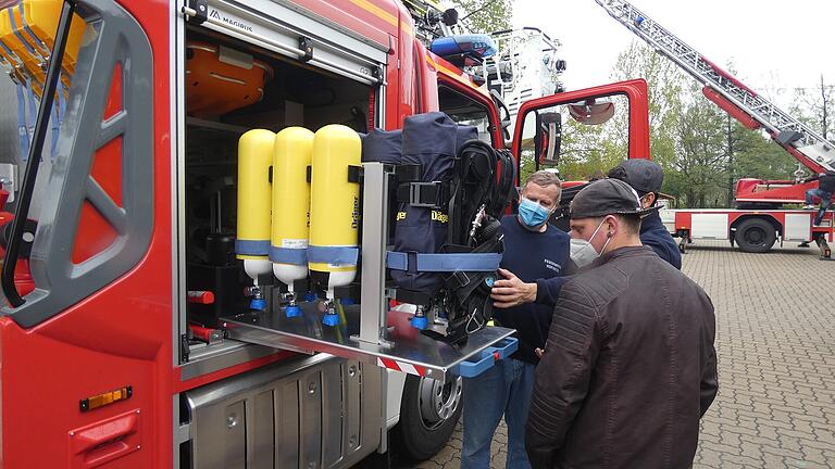 Bei der Ankunft des neuen Einsatzfahrzeuges wurde die technische Ausstattung von den Feuerwehrlern begutachtet.
