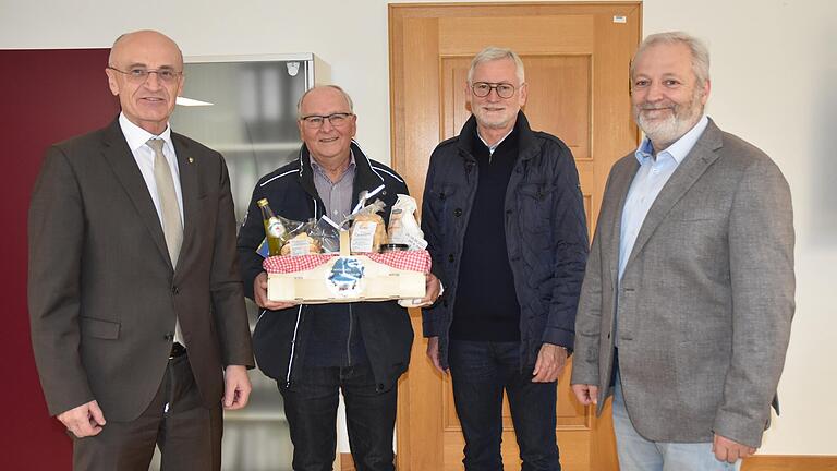 Landrat Wilhelm Schneider (von links) bei der Verabschiedung des bisherigen Regionalbeauftragten Walter Klein und Einführung des Nachfolgers Hubert Zinkl, zusammen mit Wirtschaftsförderer Michael Brehm.