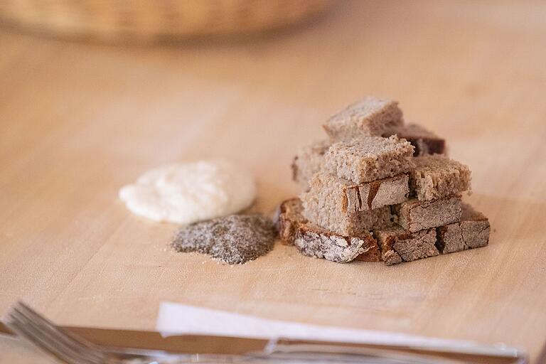 Vorbereitung ist alles: Gewürfelte Brotstücke, Meerrettich und eine Pfeffer-Salz-Mischung warten auf den ersten Gang. Vorbereitung ist alles: Gewürfelte Brotstücke, Meerrettich und eine Pfeffer-Salz-Mischung warten auf den ersten Gang.