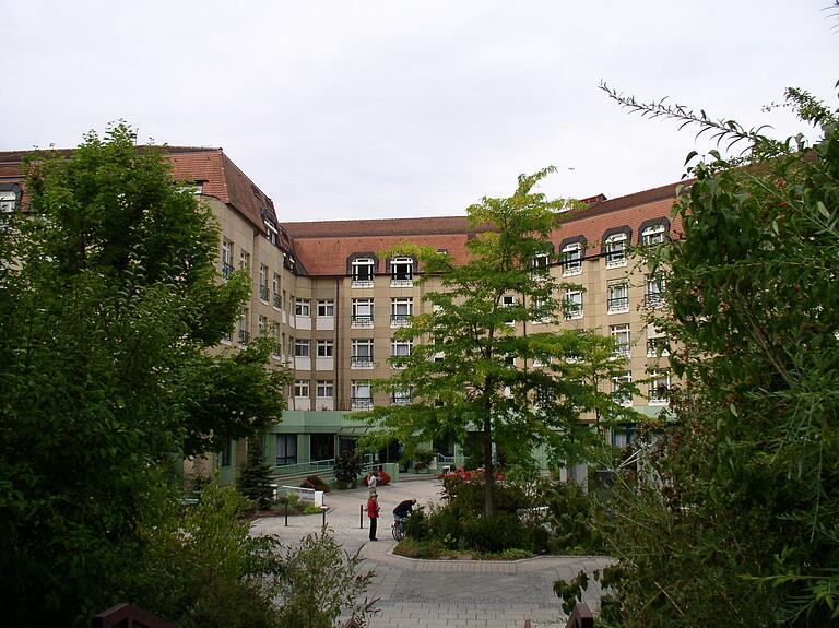 Eingebettet in viel Grün und trotzdem mitten in der Stadt liegt das Reha-Zentrum der Deutschen Rentenversicherung Bund in Bad Kissingen. Eingebettet in viel Grün und trotzdem mitten in der Stadt liegt das Reha-Zentrum der Deutschen Rentenversicherung Bund in Bad Kissingen.
