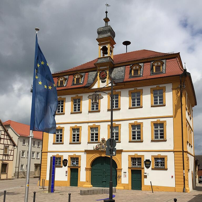 Sie weht in Röttingen rund ums Jahr: die Europaflagge am Marktplatz vor dem Rathaus. Neben dem Brunnen in Form eines Euro-Zeichens erinnert sie daran, dass Röttingen Europastadt ist. Sie weht in Röttingen rund ums Jahr: die Europaflagge am Marktplatz vor dem Rathaus. Neben dem Brunnen in Form eines Euro-Zeichens erinnert sie daran, dass Röttingen Europastadt ist.