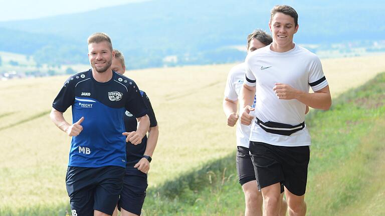 Die heimische Fußballer-Fraktion mit (von links) Marcel Becher, Michael Ganß, Florian Ruppert und Leon Seufert. Die heimische Fußballer-Fraktion mit (von links) Marcel Becher, Michael Ganß, Florian Ruppert und Leon Seufert.