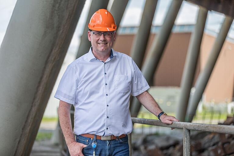 Bei ihm laufen die Fäden zusammen: Matthias Aron von Preussen-Elektra bereitet seit drei Jahren die Sprengung der Kühltürme am AKW Grafenrheinfeld vor. Im Kraftwerk ist der Bauingenieur bereits seit 2009 tätig, seit 2013 leitet er die Bauabteilung. Bei ihm laufen die Fäden zusammen: Matthias Aron von Preussen-Elektra bereitet seit drei Jahren die Sprengung der Kühltürme am AKW Grafenrheinfeld vor. Im Kraftwerk ist der Bauingenieur bereits seit 2009 tätig, seit 2013 leitet er die Bauabteilung.