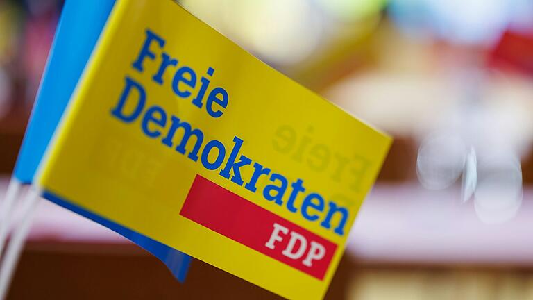 Eine FDP-Fahne bei einem bayerischen Landesparteitag.