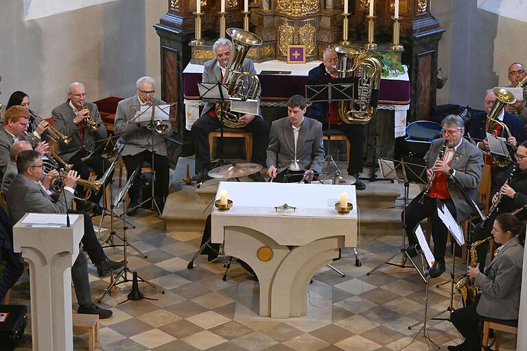 Die gemischte Musikkapelle Lülsfeld-Schallfeld mit dem Leiter Bernhard Scheder.