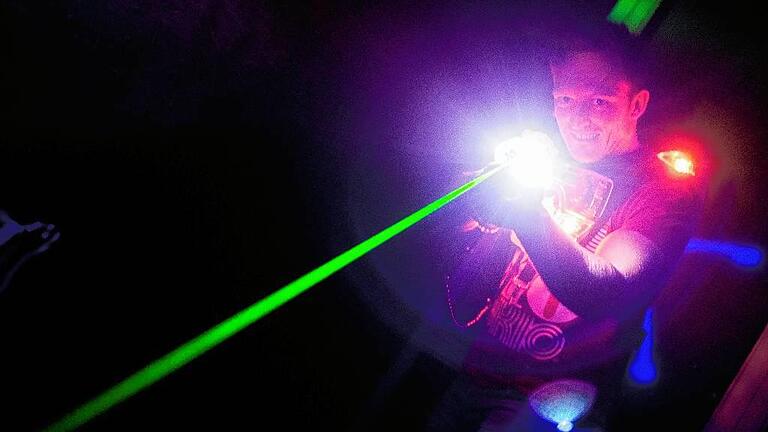 Lasergame - neue Freizeitbeschäftigung       -  Beim LaserTag wird mit Licht aufeinander geschossen. Ob das nun für die Psyche von Kindern bedenklich ist, ist umstritten.