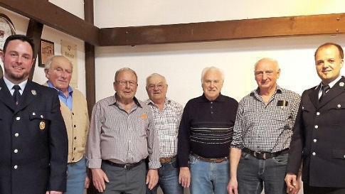 Bei den Ehrungen (von lins): Kommandant Marco Gessner, Longin Wohlfart (60 Jahre Vereinsmitglied), Siegfried Schmitt (50 Jahre), Heribert Denner (60 Jahre), Walter Engel (60 Jahre), Otmar Weipert (40 Jahre) und Vorstand Nico Reuß.  Foto: Oliver Jurk       -  Bei den Ehrungen (von lins): Kommandant Marco Gessner, Longin Wohlfart (60 Jahre Vereinsmitglied), Siegfried Schmitt (50 Jahre), Heribert Denner (60 Jahre), Walter Engel (60 Jahre), Otmar Weipert (40 Jahre) und Vorstand Nico Reuß.  Foto: Oliver Jurk