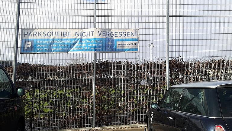 Am Rewe-Parkplatz Frankfurter Straße warnen auch große Banner vor den Folgen des unberechtigten Parkens.