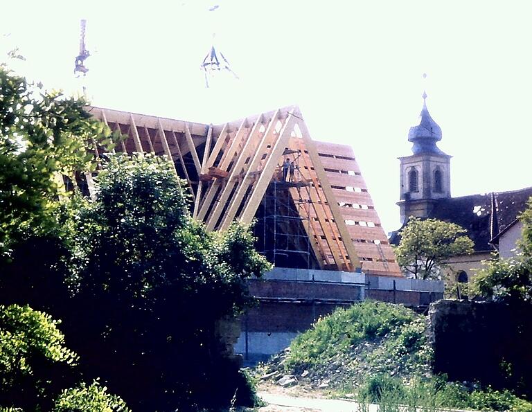 Die Leimbinder für das markante Kirchendach mit vier Giebeln sind aufgerichtet, Richtfest war am 13. Juni 1969.