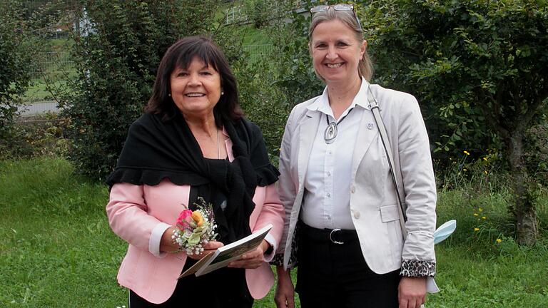 Bürgermeisterin Ruth Frank (rechts) bei der Verleihung des Ehrentitels „Altbürgermeisterin“ an ihre Vorgängerin Gertrud Bühl.