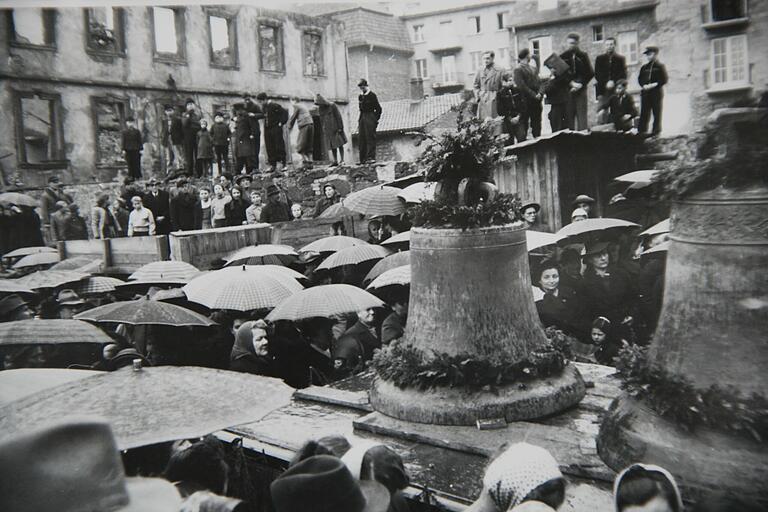 Die Cis'-Glocke für St. Stephan - rechts im Bild - wird im Jahr 1952 eingeweiht.