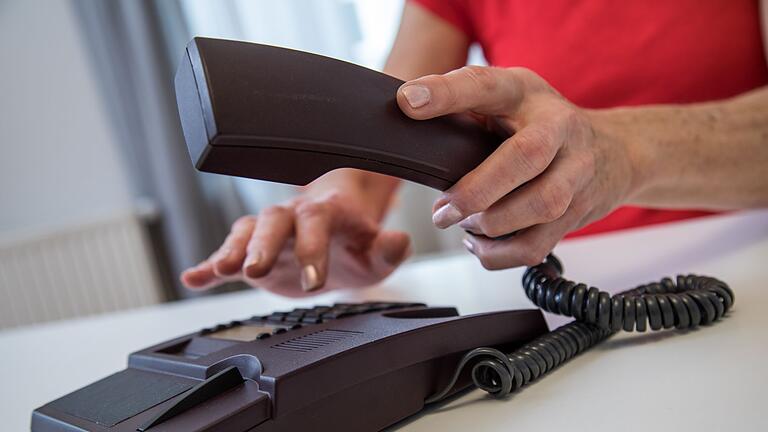 Eine Frau benutzt ein Festnetztelefon - Nutzer, die bisher Call-by-Call nutzen, können dies noch bis Ende 2024 tun und danach auf das Callthrough-Verfahren oder kostenlose Anrufe über Messenger-Apps umsteigen. Eine Frau benutzt ein Festnetztelefon - Nutzer, die bisher Call-by-Call nutzen, können dies noch bis Ende 2024 tun und danach auf das Callthrough-Verfahren oder kostenlose Anrufe über Messenger-Apps umsteigen.