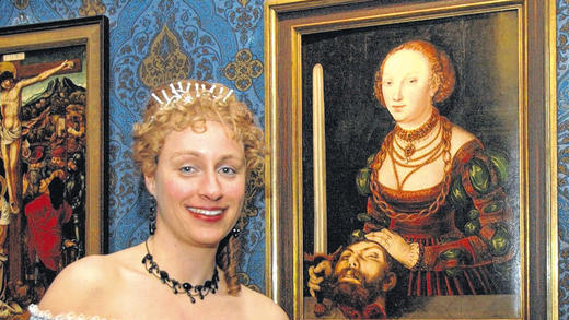 Cranach-Gemälde und andere Schätze im Schloss       -  (pr)   Geöffnet sind seit dem Wochenende die Museen auf Schloss Aschach. Die letzte Hausherrin, Louise Gräfin von Luxburg alias Museumspädagogin Beatrice Rose-Ebel, führte die ersten Besucher der Saison durchs Schloss und erzählte Anekdoten aus ihrem Leben und über das Sommerschloss, das bis in die 50er Jahre des 20. Jahrhunderts im Besitz derer von Luxburg war. Der Bismarck, ein fast lebensgroßes Gemälde, ist nach seiner Restaurierung wieder zu sehen. Bestaunt werden kann auch eines der wertvollsten Bilder auf Schloss Aschach: ein Gemälde von Lucas Cranach dem Älteren (1472 &ndash; 1553), das Judith mit dem abgeschlagenen Haupt des Holofernes zeigt (im Bild). Ähnliche Gemälde Cranachs aus der Zeit um 1530 mit dem alttestamentarischen Motiv, die allerdings Judith fast immer mit Kopfbedeckung zeigen, schmücken mehrere angesehene Kunstmuseen in Europa. Die Schlossbesucher waren beeindruckt. &bdquo;Ich bin überrascht über die vielfältige Kunst, die hier zu finden ist&ldquo;, meinte etwa Herman Derleth, der seit kurzem in Bad Kissingen wohnt und Schloss Aschach jetzt erstmals auch von innen besichtigte.