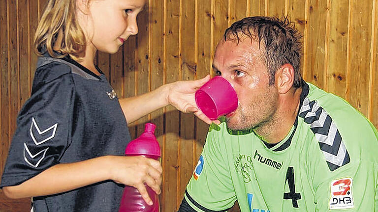 Willkommene Erfrischung: Der Rödelseer Bostjan Hribar lässt sich nach dem Schlusspfiff gegen Kirchzell gerne das Wasser reichen.