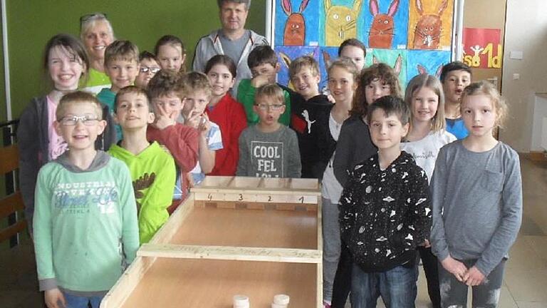 Stolz präsentierten die Schüler der Klasse 3g mit Klassenleiterin Ingrid Pitter und Gebhard Herzog das selbst gebaute Shuffleboards. Jetzt fehlt nur noch das Eltern-Schülerturnier.