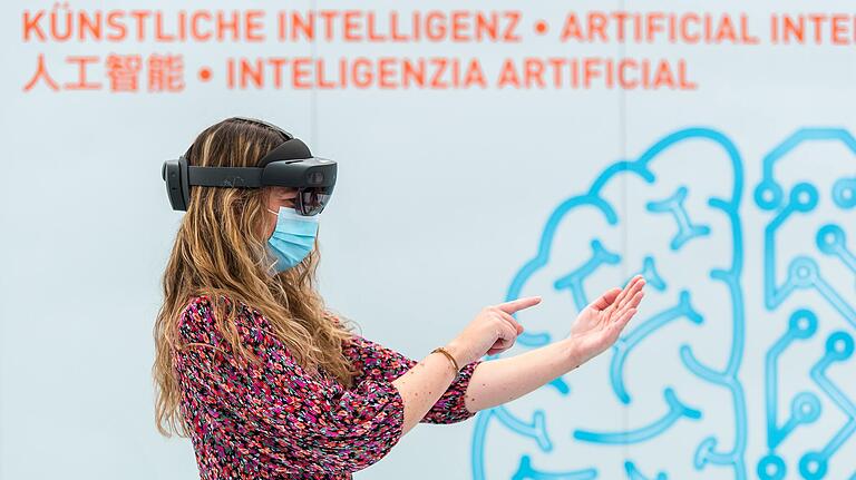 Die Brille, die die Wirklichkeit ergänzt ist zwar keine Robotik, aber auch ein spannendes Thema im Bildungsangebot der FHWS. Sogenannte AR-Brillen (Augmented Reality), wie hier von Katharina Pfeuffer präsentiert, liefern wichtige zusätzliche Handlungsanweisungen zum Beispiel im Umgang mit Maschinenteilen.&nbsp;&nbsp;