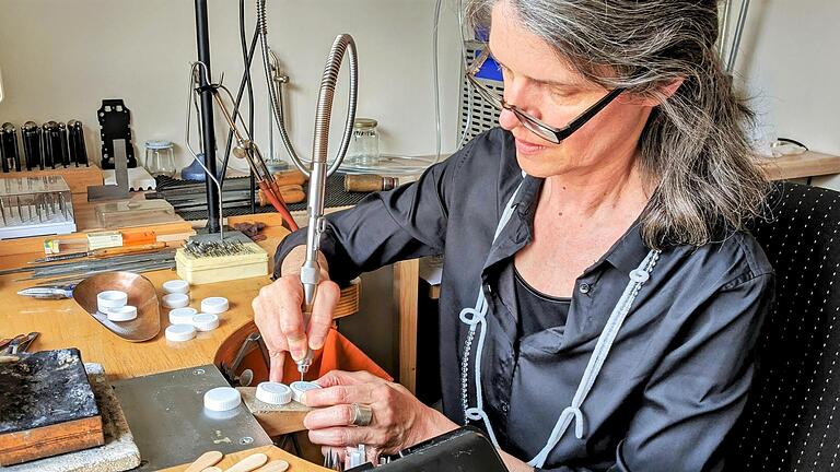 Schmuckdesignerin Ulrike Heim fertig in ihrer Werkstatt Kunststoffschmuck.       -  Schmuckdesignerin Ulrike Heim fertig in ihrer Werkstatt Kunststoffschmuck.