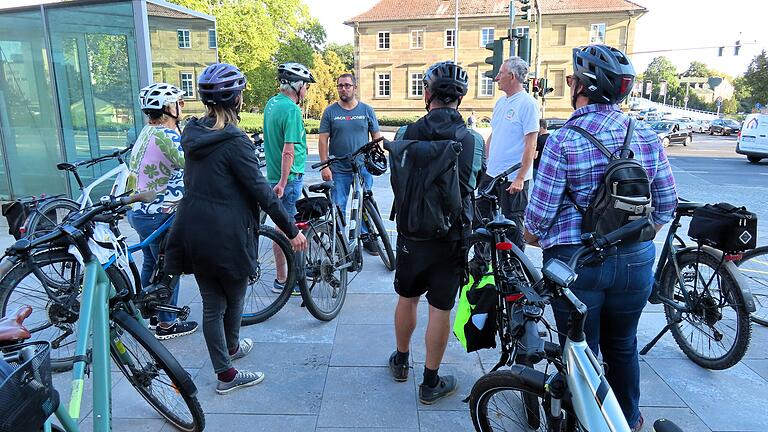 Im Rahmen der Mobilitätswoche führten der städtische Radwegebeauftragte Moritz Kreisel (Vierter von links) und Manfred Röder (Zweiter von rechts)&nbsp; von der Lokalen Agenda 2030 Radelnde zu den Schwachstellen des Schweinfurter Radwegenetzes. Hier an der Harmoniekreuzung.