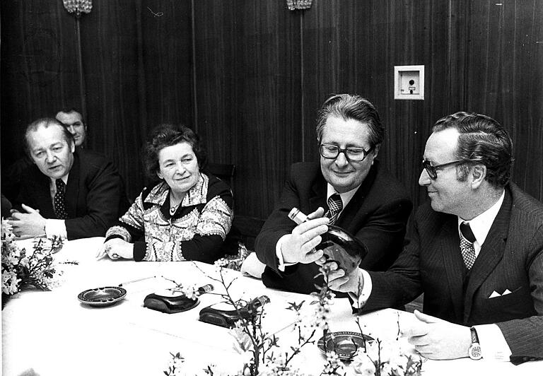 Den Besuch von Bundesminister Dr. Hans-Jochen Vogel (zweiter von rechts) nahmen Bruno Friedrich (links), MdB,  Oberbürgermeister Dr. Klaus Zeitler (rechts) und Gerda Laufer, MdL (zweite von links) im Februar 1974 zum Anlass, konkrete Würzburger Probleme, die der Hilfe des Bundes bedürfen, anzuschneiden, hieß es unter diesem Bild. Und einen Bocksbeutel gab es auch.