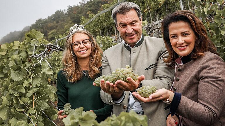 Ministerpräsident Markus Söder, Landwirtschaftsministerin Michaela Kaniber (rechts) und die Fränkische Weinkönigin Eva Brockmann in den historischen Weinbergen des Pfaffenbergs bei Zeil am Main.