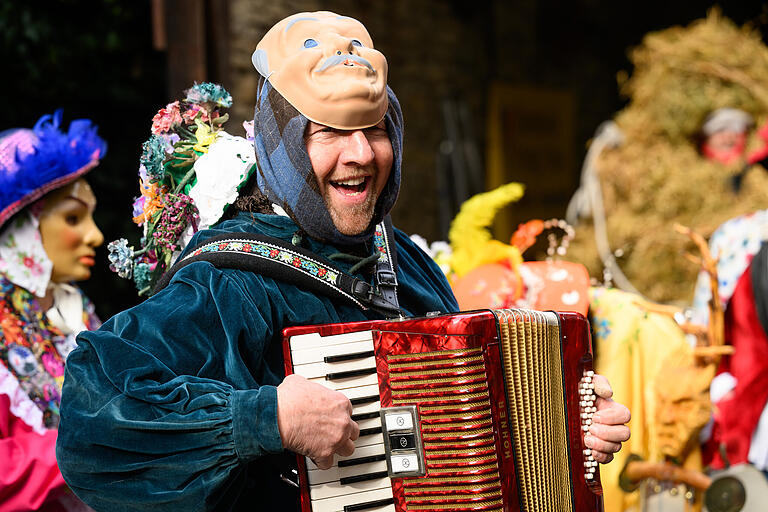 Michael Bauermees, seit 50 Jahren beim Bärentreiben dabei, spielt die 'Quetsche'. Michael Bauermees, seit 50 Jahren beim Bärentreiben dabei, spielt die 'Quetsche'.