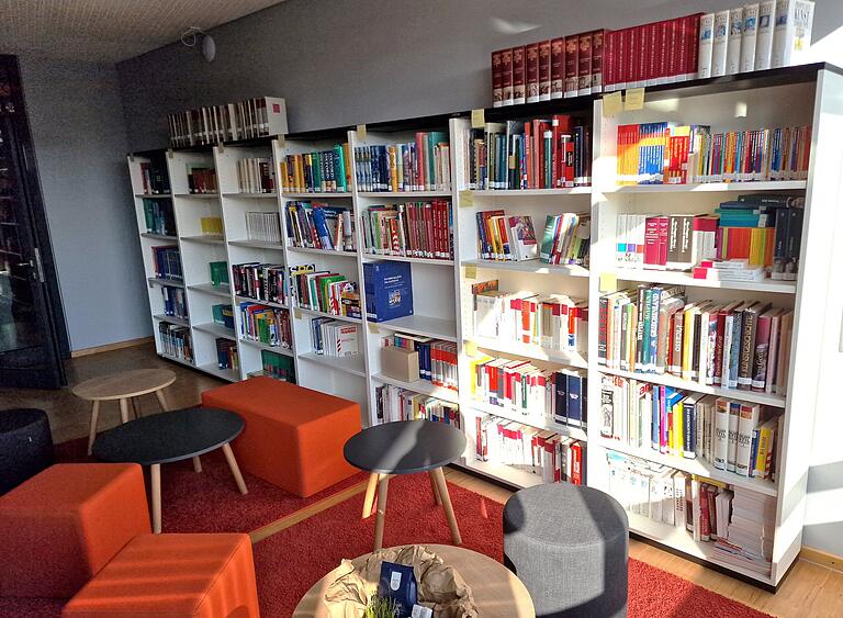 Von der ehemaligen Schülerbücherei des Gymnasiums ist im neuen Lernatelier nur diese Regalwand an der Stirnseite mit noch relevanten Büchern verblieben. Von der ehemaligen Schülerbücherei des Gymnasiums ist im neuen Lernatelier nur diese Regalwand an der Stirnseite mit noch relevanten Büchern verblieben.
