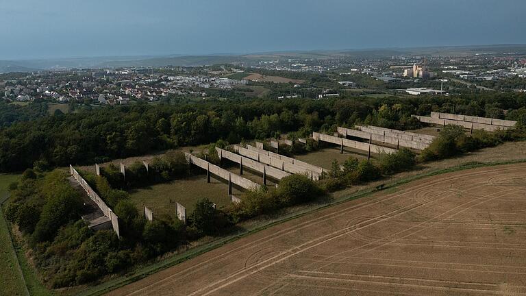 Die alte Schießanlage Roman Hill der US-Armee in Gerbrunn. Die Betonhochblenden haben früher Querschläger abgefangen. Die alte Schießanlage Roman Hill der US-Armee in Gerbrunn. Die Betonhochblenden haben früher Querschläger abgefangen. 
