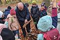 Die Drittklässler der Edmund-Grom-Grundschule sind als Walddetektive unterwegs
