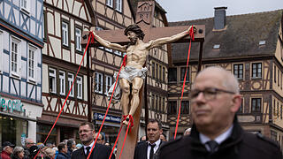 Karfreitagsprozession Lohr am Main       -  Angehörige verschiedener Handwerkszünfte ziehen am 18.04.25 in einer Karfreitagsprozession durch die Innenstadt von Lohr am Main (Landkreis Main-Spessart).