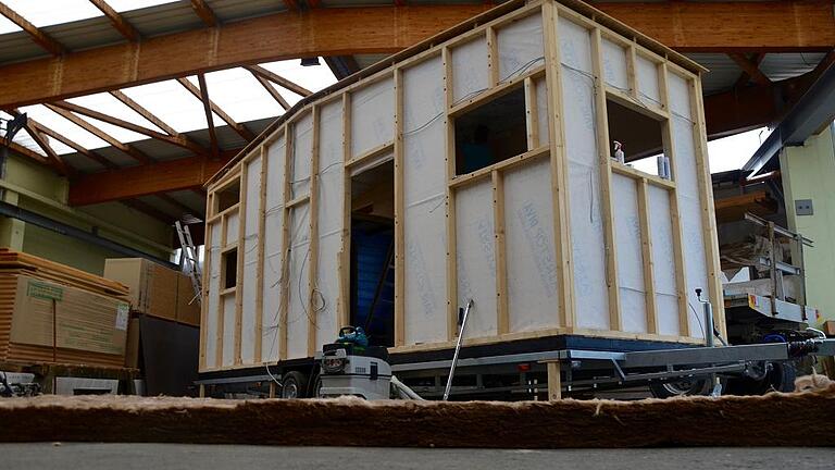 Noch steht das Tiny House ohne Außenfassade in der Halle der Zimmerei Heuler in Zeuzleben.
