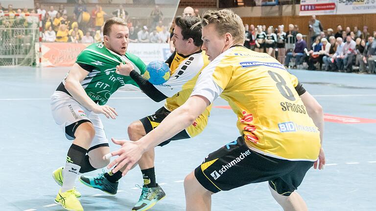 Trotz vieler Zeitstrafen und Platzverweisen haben sich die DJK Rimpar Wölfe gegen den HSC 2000 Coburg in der s.Oliver Arena Würzburg den Sieg erkämpft. Trotz vieler Zeitstrafen und Platzverweisen haben sich die DJK Rimpar Wölfe gegen den HSC 2000 Coburg in der s.Oliver Arena Würzburg den Sieg erkämpft.