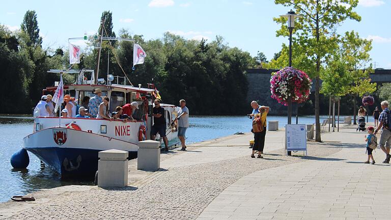 Seit Anfang Juli fuhr die Nixe einmal Woche nach Kitzingen. Die Fahrgäste hatten dort zwei Stunden Zeit, um die Stadt zu erkunden, oder sie konnten an einer Panoramafahrt bis nach Mainstockheim teilnehmen. Seit Anfang Juli fuhr die Nixe einmal Woche nach Kitzingen. Die Fahrgäste hatten dort zwei Stunden Zeit, um die Stadt zu erkunden, oder sie konnten an einer Panoramafahrt bis nach Mainstockheim teilnehmen. 