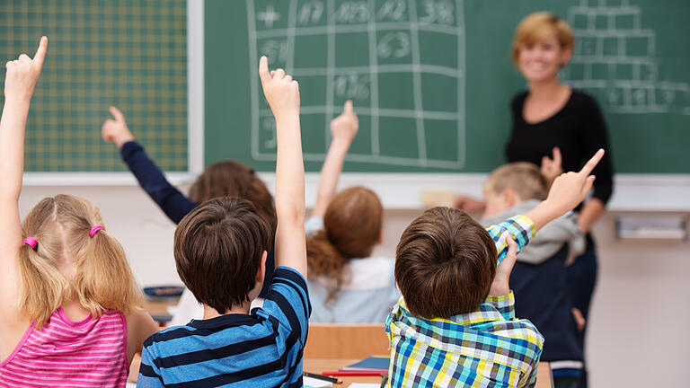 Eine Klasse in der Grundschule       -  Die Stundentafel in bayerischen Grundschulen soll reformiert werden.