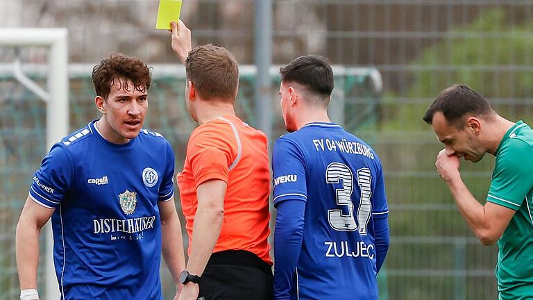 Aufregung im Heimspiel gegen die DJK Gebenbach: Simon Schäffer (links) vom FV 04 Würzburg sieht Gelb.