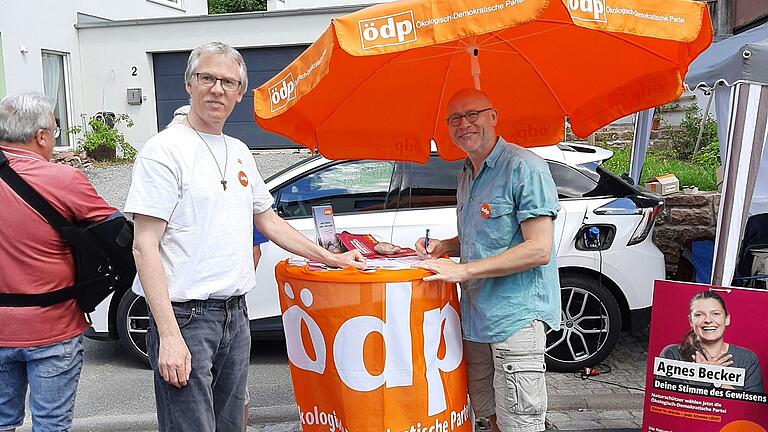 Der ÖDP-Kreisrat Stefan Zettelmeier aus Sand am Main und stellvertretender Kreisvorsitzender Thomas Ort aus Haßfurt (links) unterzeichneten bei einem Infostand zur Europawahl die 'Petition zur Verteidigung des Bayerischen Naturschutzgesetzes'.